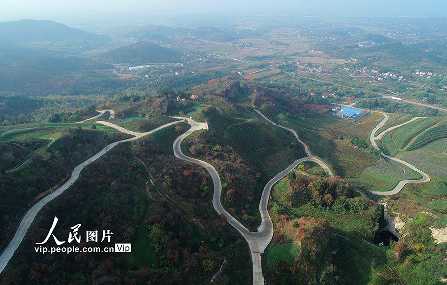 観光道路の廬南「川蔵ライン」が織りなす美しい風(fēng)景　安徽省廬江