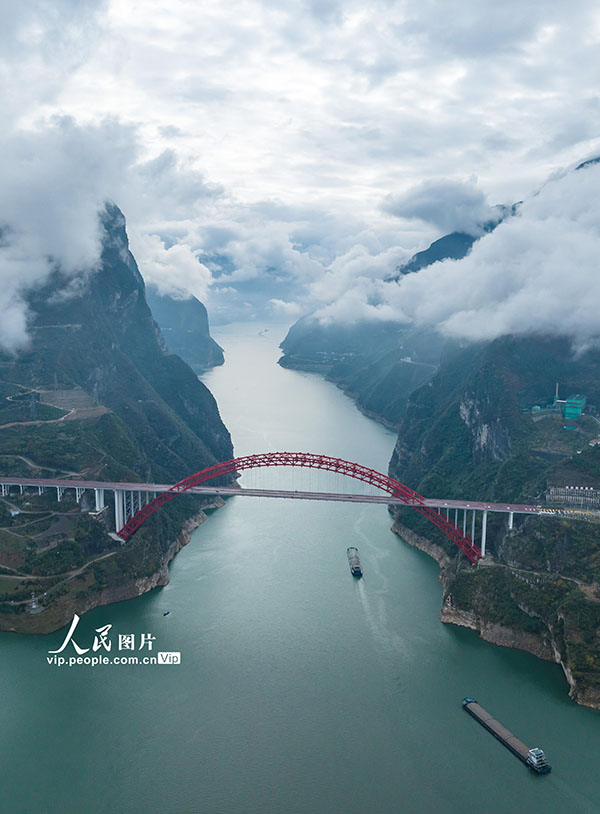 もやがかかった美しい風(fēng)景広がる三峽エリア　湖北省