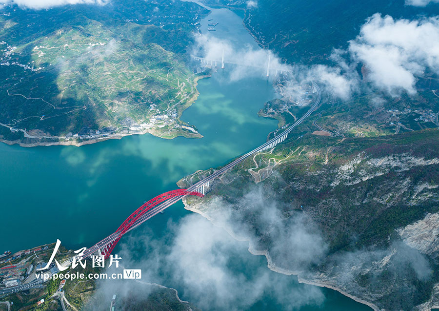 もやがかかった美しい風(fēng)景広がる三峽エリア　湖北省