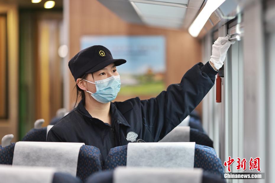 高速鉄道車両「緑巨人」の車內(nèi)を點検する重慶の「鉄道列車のお醫(yī)者さん」女性チームのメンバー（撮影?蘇志剛）。