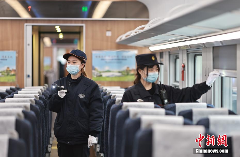 全員女性の「列車(chē)のお醫(yī)者さん」チームが「緑巨人」を點(diǎn)検！　重慶