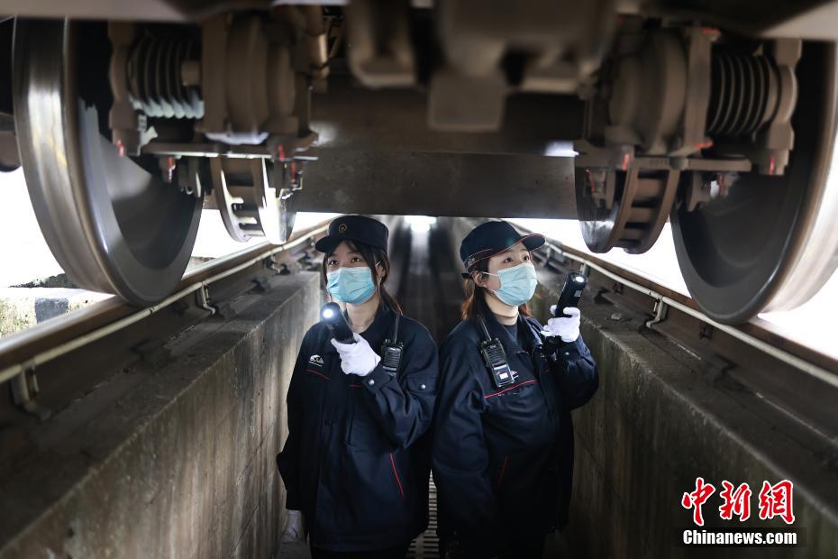 全員女性の「列車のお醫(yī)者さん」チームが「緑巨人」を點(diǎn)検！　重慶