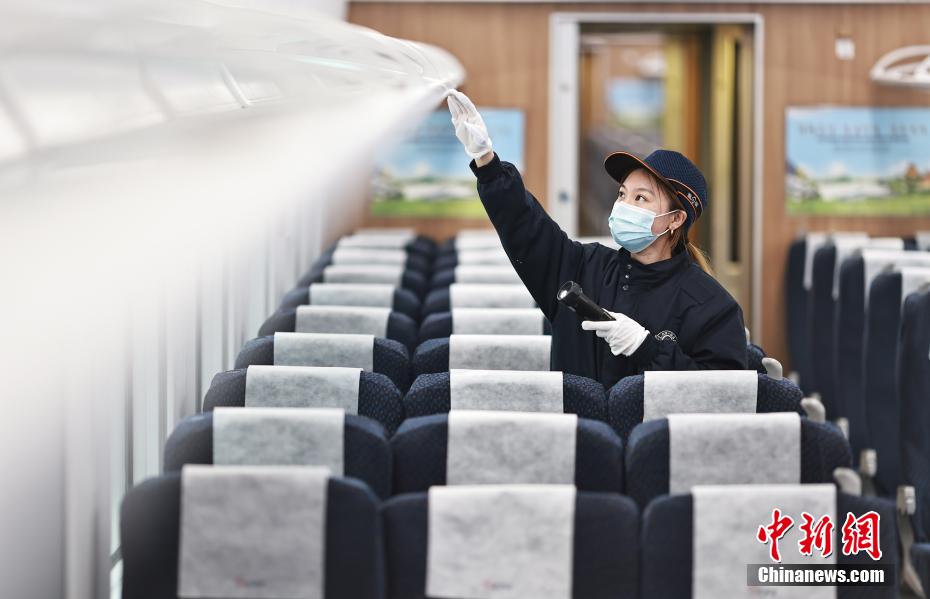 全員女性の「列車のお醫(yī)者さん」チームが「緑巨人」を點(diǎn)検！　重慶