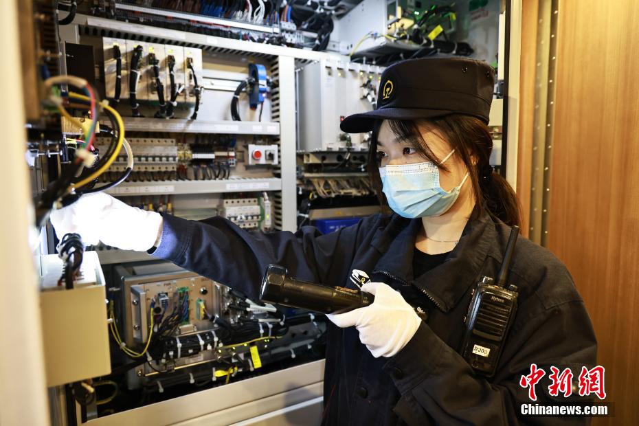 全員女性の「列車のお醫(yī)者さん」チームが「緑巨人」を點(diǎn)検！　重慶