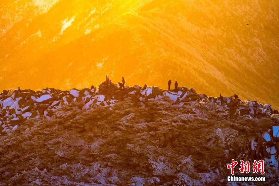山頂をうっすらと覆う雪が美しい秦嶺の日の出　陝西省
