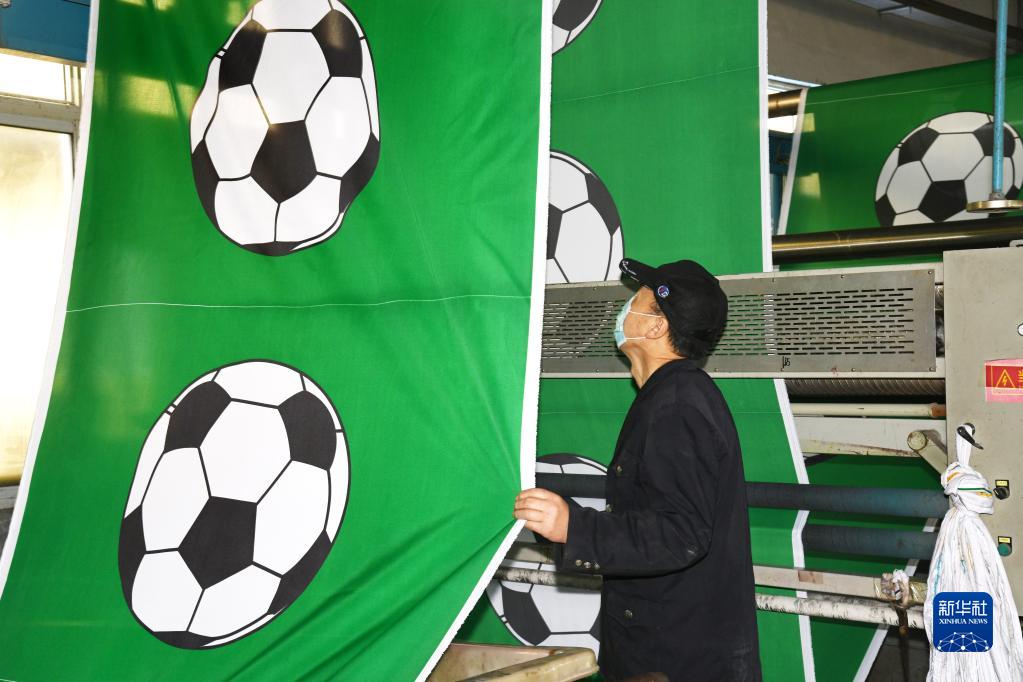 カタールW杯フラッグ誕生の地　山東省青島