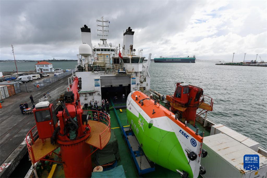 中國の科學(xué)調(diào)査船「探索1號(hào)」が全水深有人潛水船「奮闘者」號(hào)を搭載し、11月27日にNZオークランドのクイーンズ埠頭に停泊した。（撮影?郭磊）