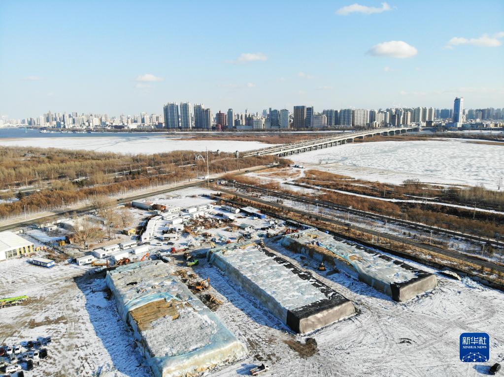 「ハルビン氷雪大世界」の會場で、貯蔵されていた4萬立方メートルの氷を取り出す作業(yè)場の様子（11月26日ドローンによる撮影?王松）。