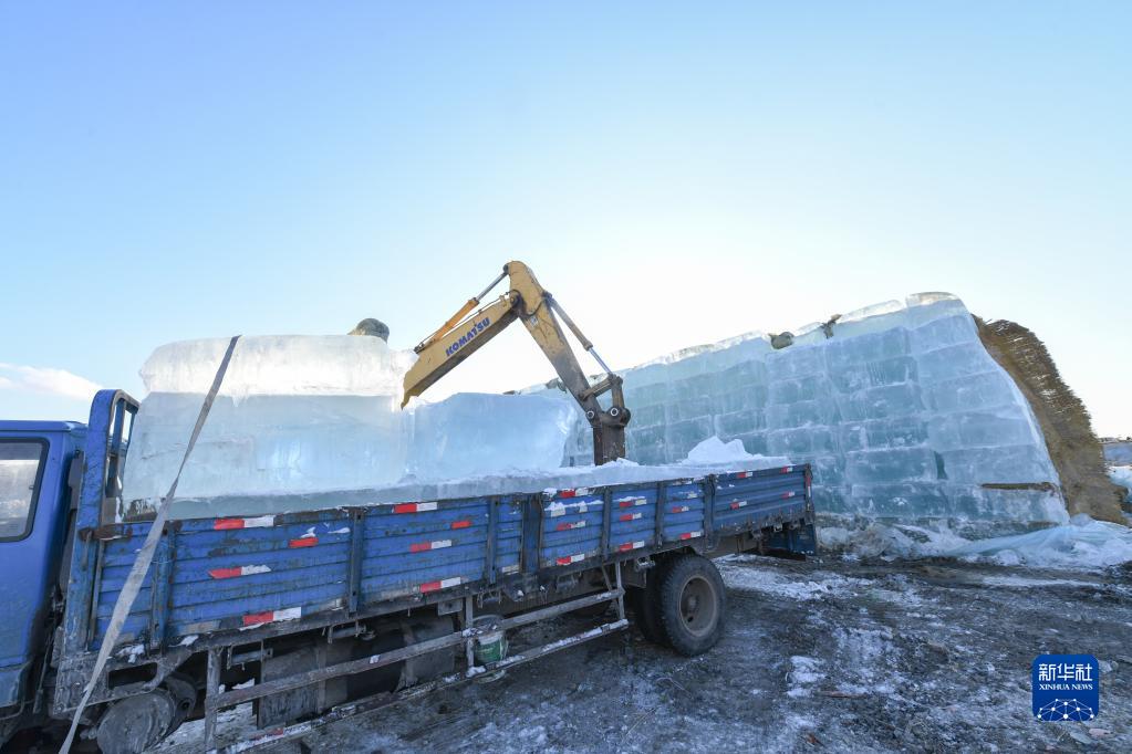 ハルビン氷雪大世界で貯蔵していた4萬立方メートルの氷の使用を開始　黒竜江省