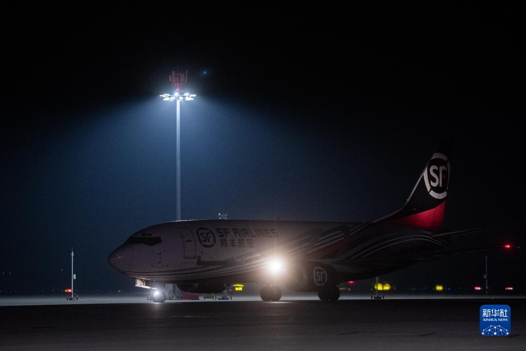 鄂州花湖空港で、滑走路を走る、深センから鄂州に到著した貨物専用機（11月27日撮影?伍志尊）。