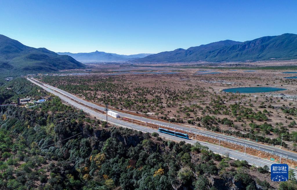 麗江古城と玉竜雪山を結(jié)ぶ麗江観光列車(chē)が開(kāi)通　雲(yún)南省