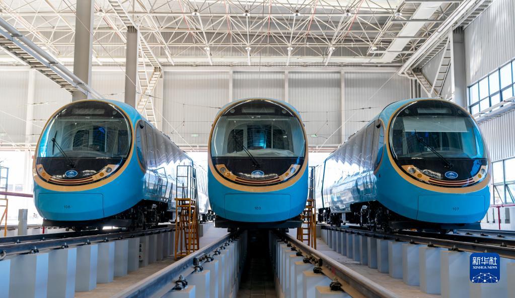 麗江古城と玉竜雪山を結(jié)ぶ麗江観光列車が開通　雲(yún)南省