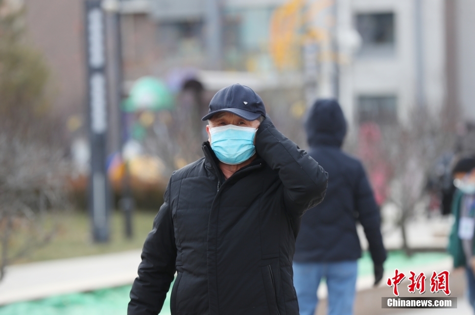 中國各地で寒波、市民は防寒対策して外出