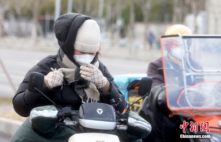 中國各地で寒波、市民は防寒対策して外出