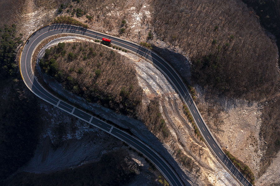 山間を蛇行しながら走る観光道路「太行一號(hào)」　山西省陽城