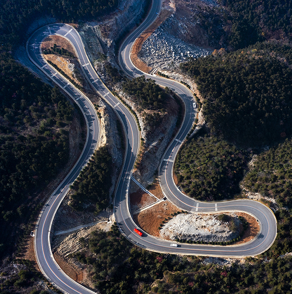 山間を蛇行しながら走る観光道路「太行一號(hào)」　山西省陽城