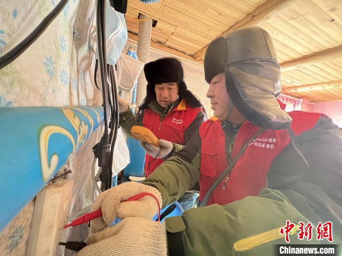 禾木景勝地で1メートル以上の積雪、電力會社職員が電線を點検　新彊