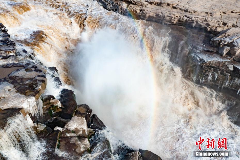 冬の「氷瀑玉壺」と虹が織りなす絶景　黃河壺口瀑布