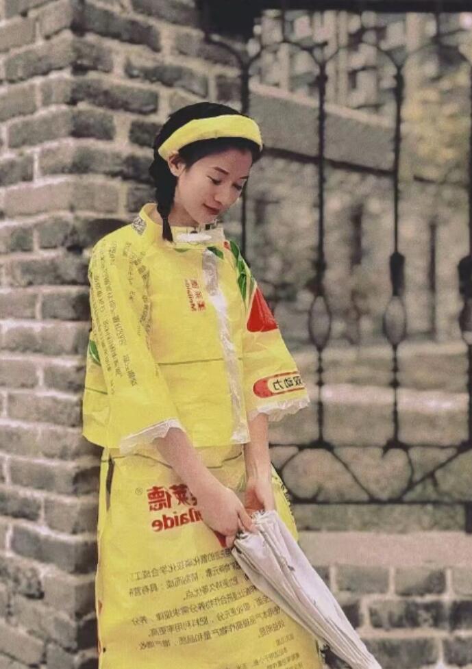 ドレスの素材は落ち葉に葦？ユニークファッション披露する山東省の女性