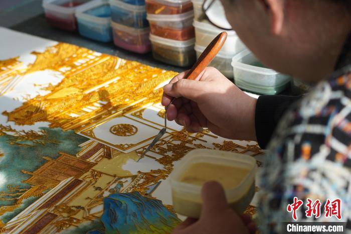 「掐絲琺瑯」の技術(shù)を守り続けて30年以上　蘭州の畫家?李海明さん