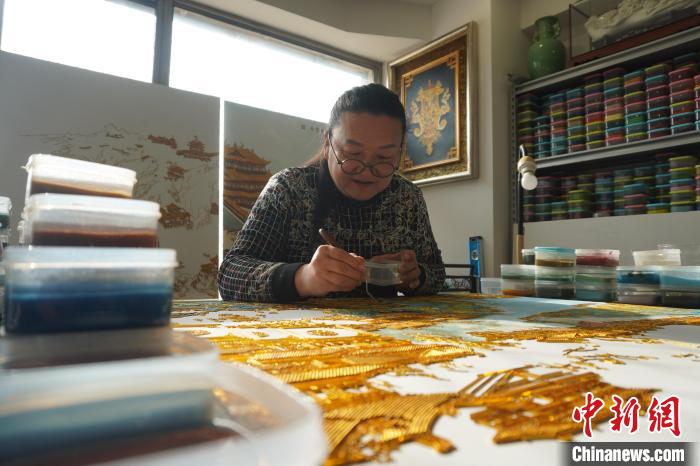 「掐絲琺瑯」の技術(shù)を守り続けて30年以上　蘭州の畫家?李海明さん