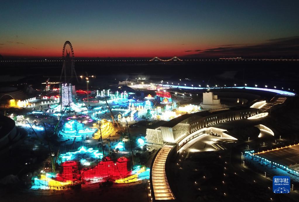 「哈爾浜氷雪大世界」の會(huì)場設(shè)営作業(yè)を進(jìn)める作業(yè)員（12月7日ドローンによる撮影?王建威）。