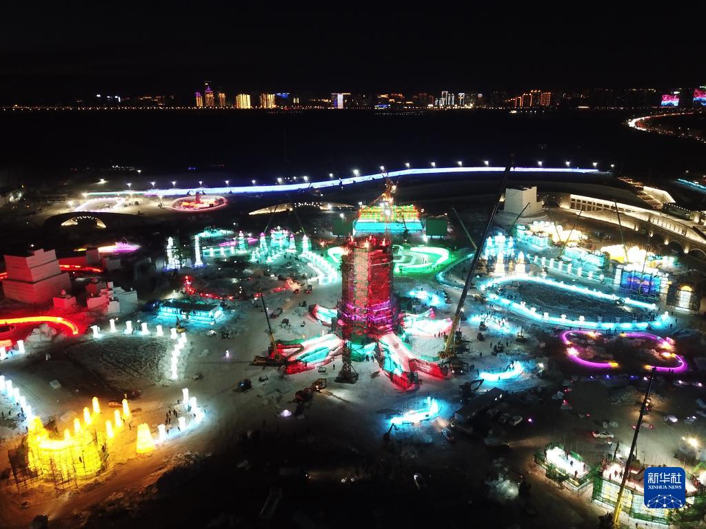 會(huì)場(chǎng)設(shè)営が急ピッチで進(jìn)む氷雪大世界　黒竜江省哈爾浜