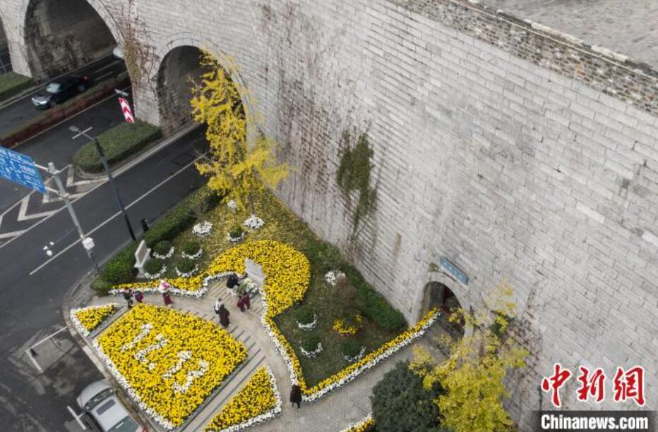 國家追悼日を控え、南京大虐殺犠牲者合葬墓地で小學(xué)生が追悼　江蘇省