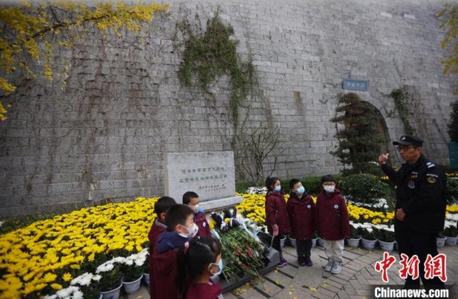 國家追悼日を控え、南京大虐殺犠牲者合葬墓地で小學(xué)生が追悼　江蘇省