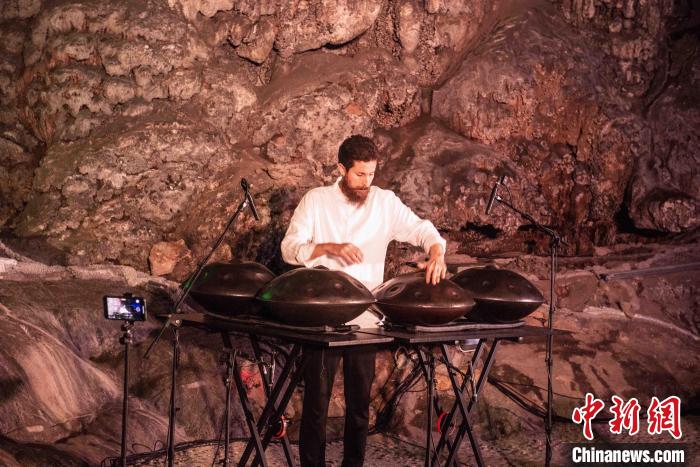 「天上の調(diào)べ」　桂林の鍾乳洞に響くハンドパンの音色　広西