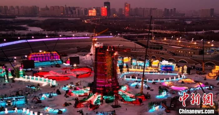 第24回哈爾浜氷祭りのメインタワー「氷雪の冠」最上部が完成