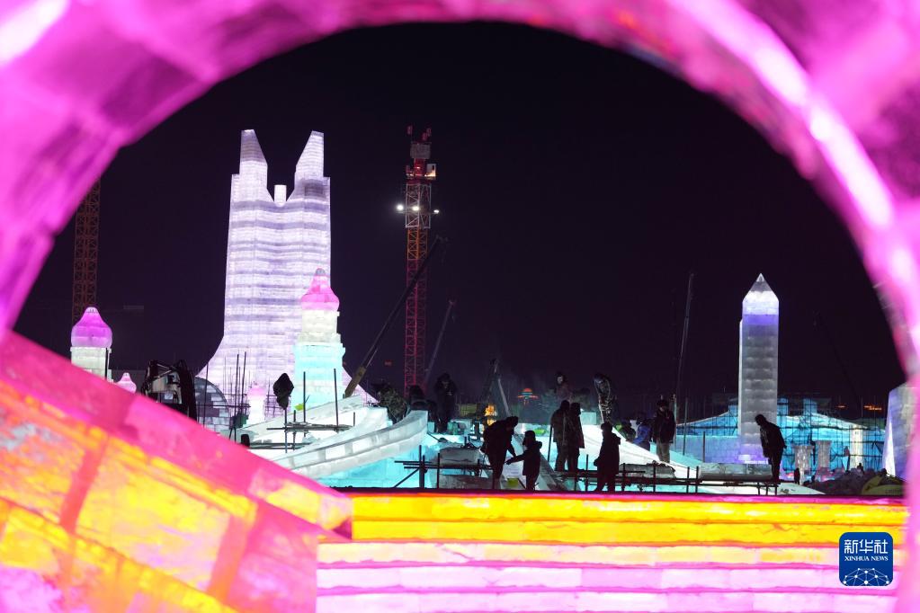 著々と進(jìn)む第35回太陽島雪博會の雪像制作　黒竜江省哈爾浜