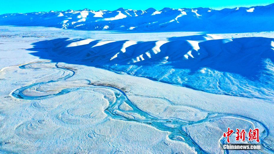 冬の巴音布魯克草原、一面の銀世界に　新疆