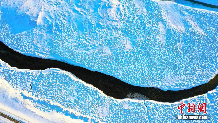 冬の巴音布魯克草原、一面の銀世界に　新疆