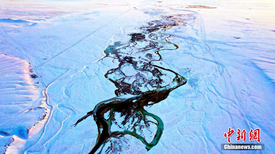 冬の巴音布魯克草原、一面の銀世界に　新疆