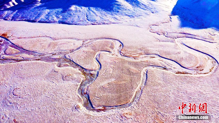 冬の巴音布魯克草原、一面の銀世界に　新疆