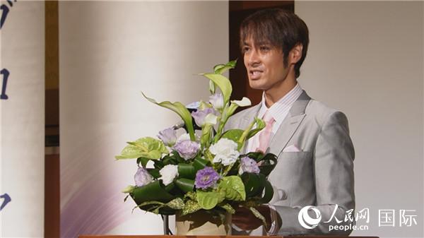 東京で開かれた中日貿(mào)易イベントの司會を務(wù)めた小松拓也さん（スクリーンショット）。