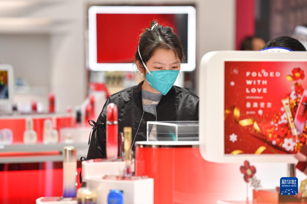 ?？趪?guó)際免稅城（CDFG）で、商品を選ぶ買い物客（12月17日撮影?蒲暁旭）。