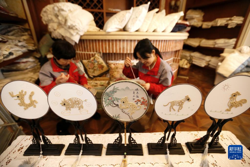 山東省青島市即墨區(qū)通済街道（エリア）にある青島國(guó)華工蕓品有限公司で、レース製品を作る作業(yè)員（12月18日撮影?梁孝鵬）。