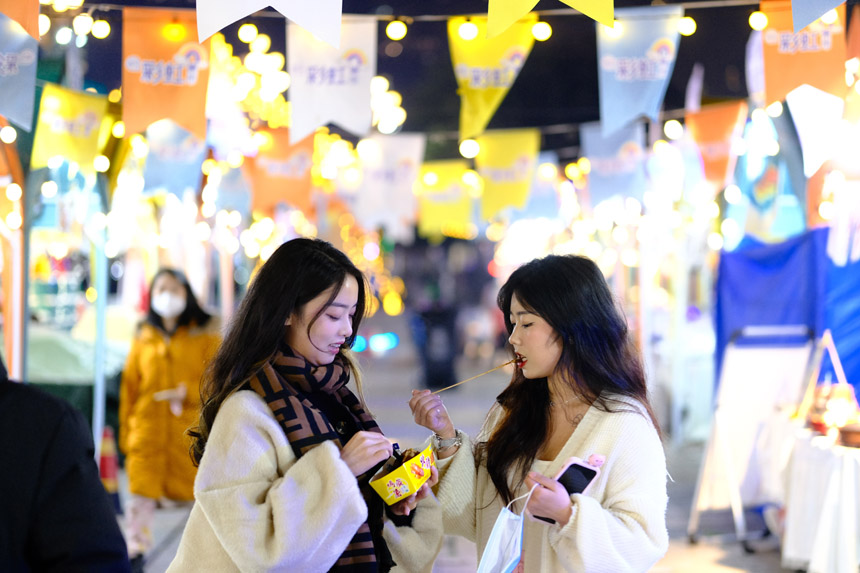 複數(shù)のナイトマーケットが営業(yè)再開し、活気を取り戻しつつある重慶