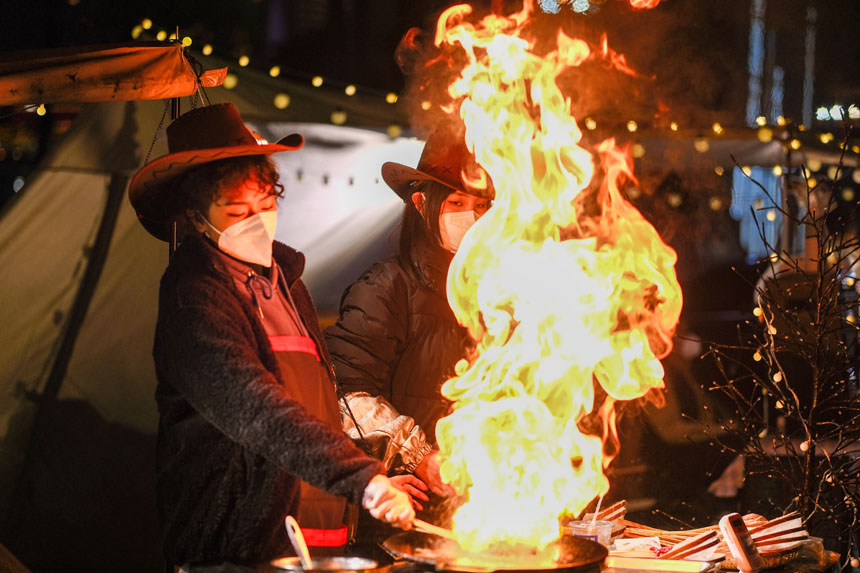 複數(shù)のナイトマーケットが営業(yè)再開し、活気を取り戻しつつある重慶