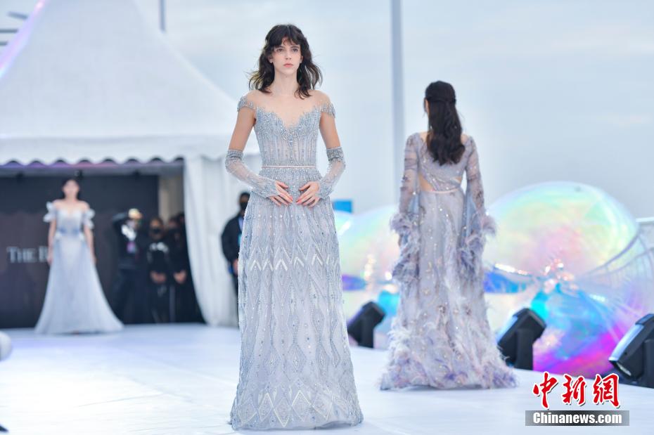 美しいウェディングドレスを身にまとったモデル（撮影?駱雲(yún)飛）。