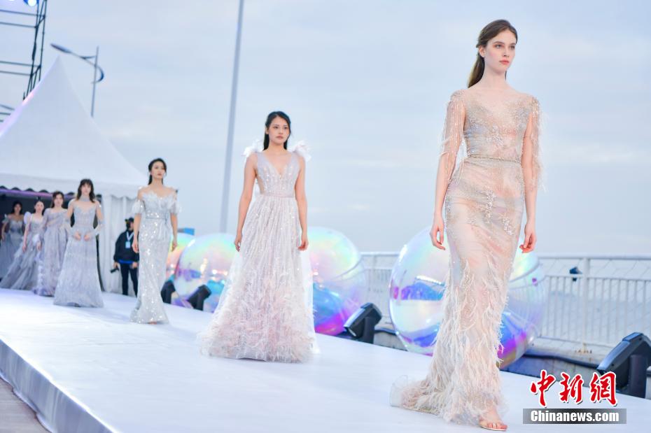 「ブライダルファッション?トレンド2023発表會(huì)」が開催　海南省三亜