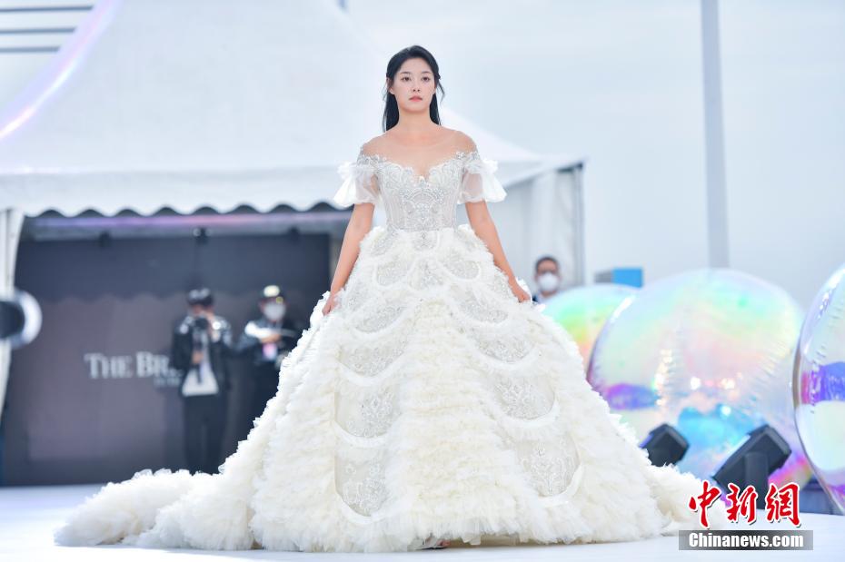「ブライダルファッション?トレンド2023発表會」が開催　海南省三亜
