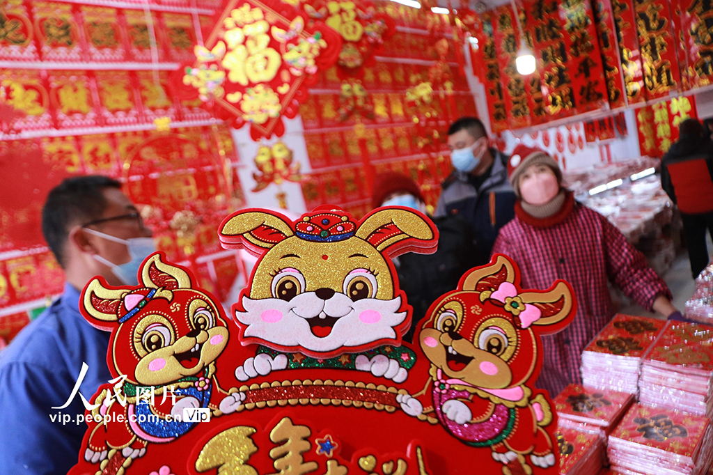 赤々とした紙に印刷された春聯(lián)や「福」の字などの新年飾り（撮影?李海濤/寫(xiě)真著作権は人民図片が所有のため転載禁止）。