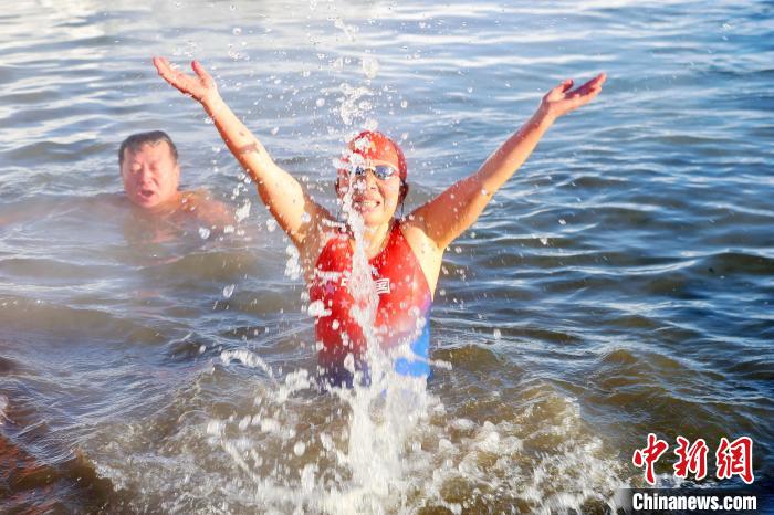 氷點(diǎn)下40度での寒中水泳チャレンジ　內(nèi)蒙古