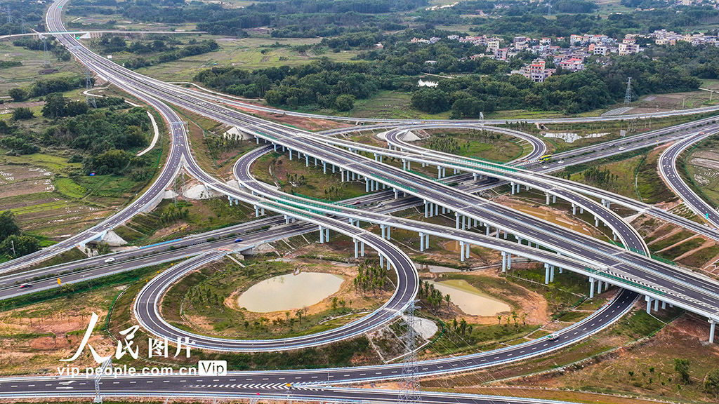 すでに敷設(shè)工事を終えた國道G360號(hào)線文臨公路プロジェクト定安區(qū)間の美玉立體交差（12月18日撮影?張茂/寫真著作権は人民図片が所有のため転載禁止）。