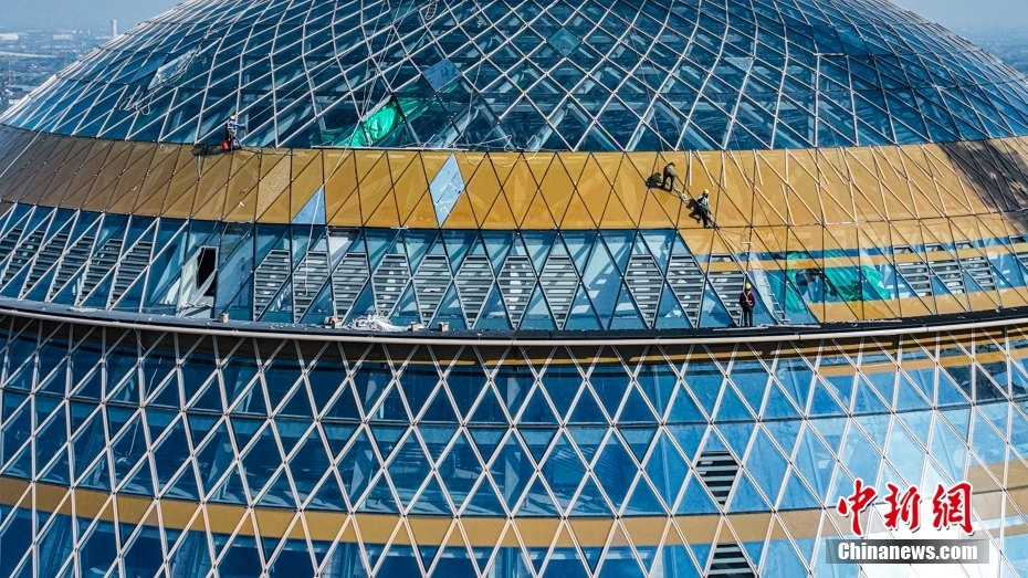 世界最大の球體建築のガラス製カーテンウォールが完成　浙江省湖州