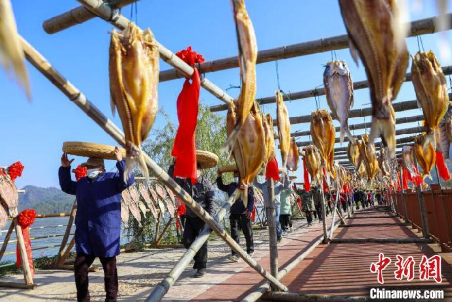 冬至に賑わい見せる冬の漁、漁村の多彩な「冬の天日干し」　江西省萬安