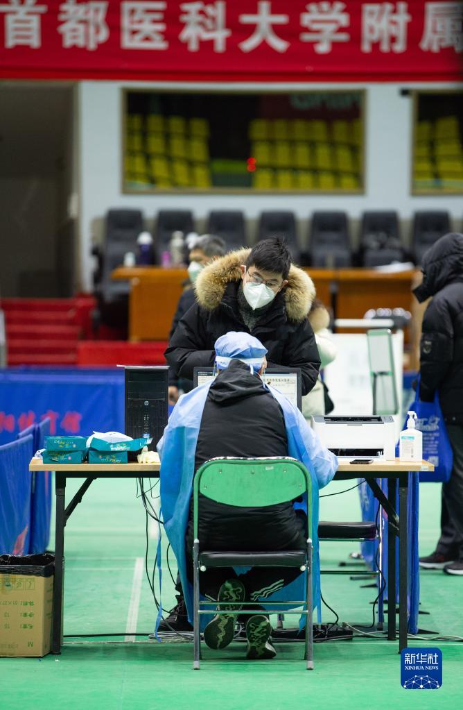 體育館に臨時(shí)の発熱外來(lái)を設(shè)置　北京市